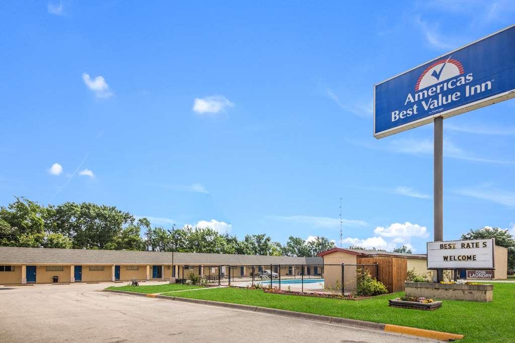 Americas Best Value Inn Giddings Esterno foto